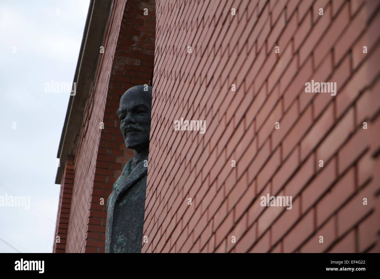 La scultura di Lenin in un arco in mattoni al Memento Park, al di fuori di Budapest Foto Stock