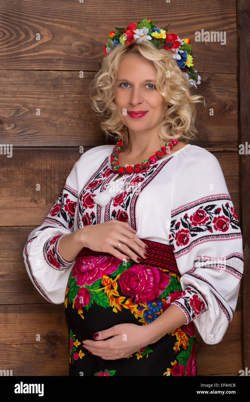 Ukrainian donna incinta in vyshyvanka Foto Stock