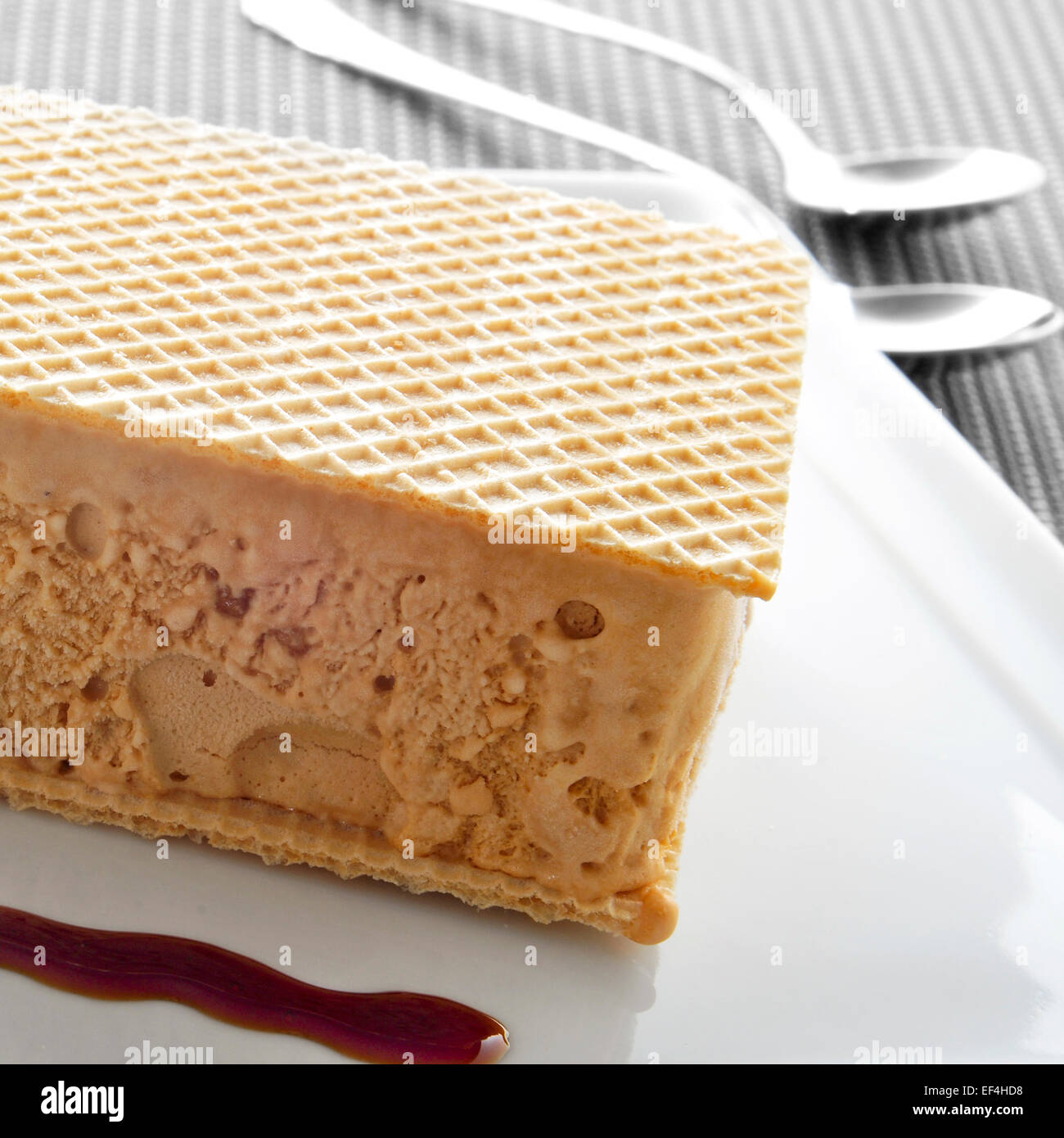Tipico spagnolo helado al corte o corte de helado, ice cream sandwich con fette, serviti con sciroppo Foto Stock