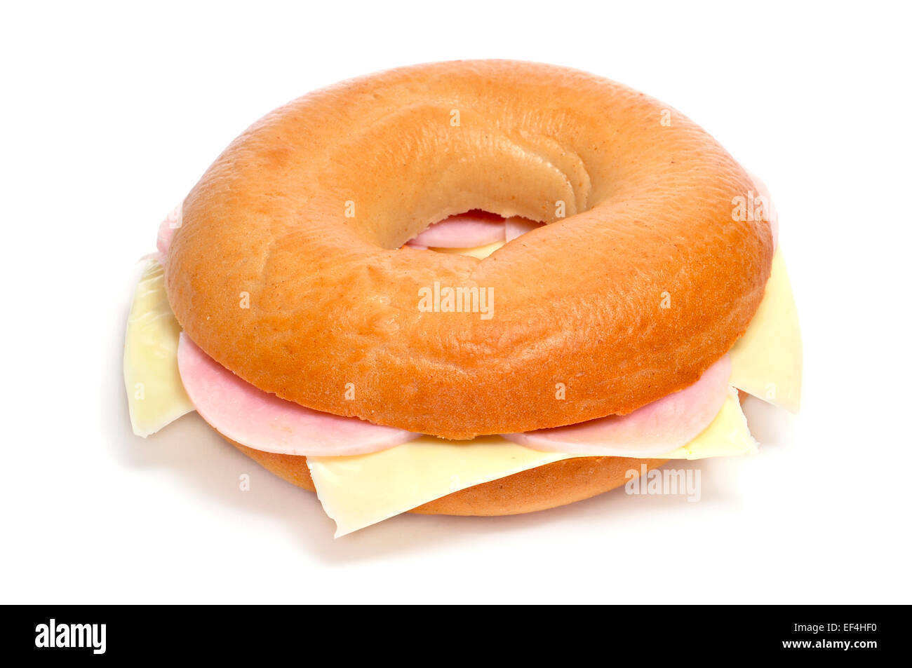 Un bagel riempito con prosciutto e formaggio su sfondo bianco Foto Stock