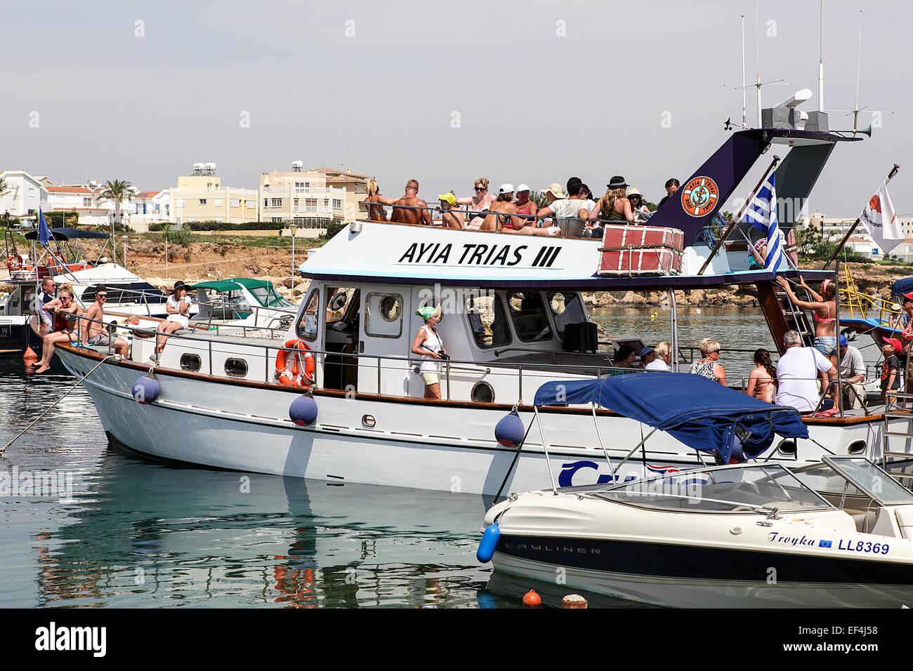 Piccole barche di crociera in Golden Bay Harbor si preparano a partire per una breve crociera con i turisti a bordo. Foto Stock