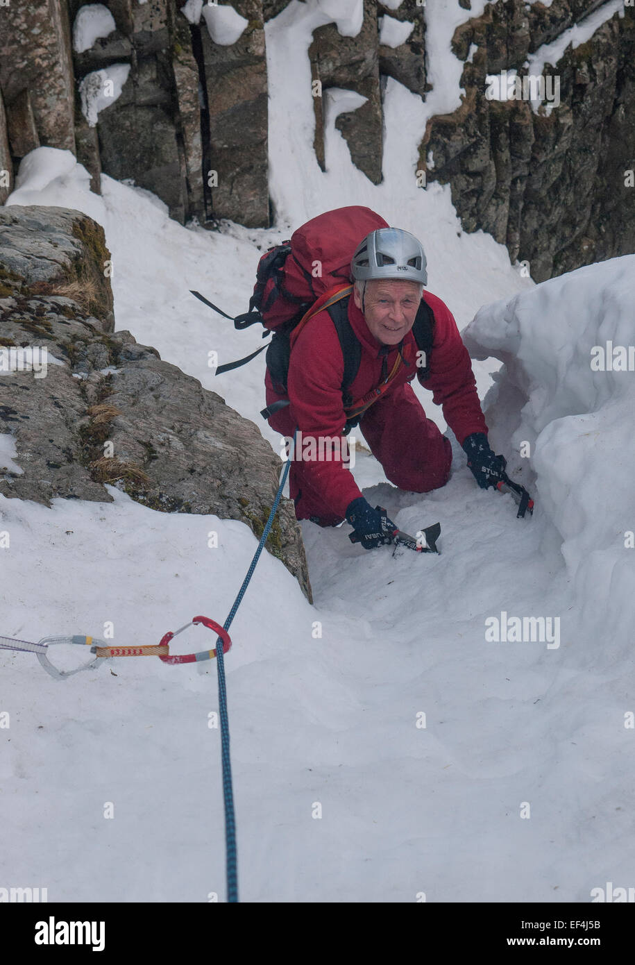 Un scalatore nel burrone centrale una classica invernale di salire sul grande fine, Borrowdale nel Lake District inglese, scena di molti incidenti Foto Stock
