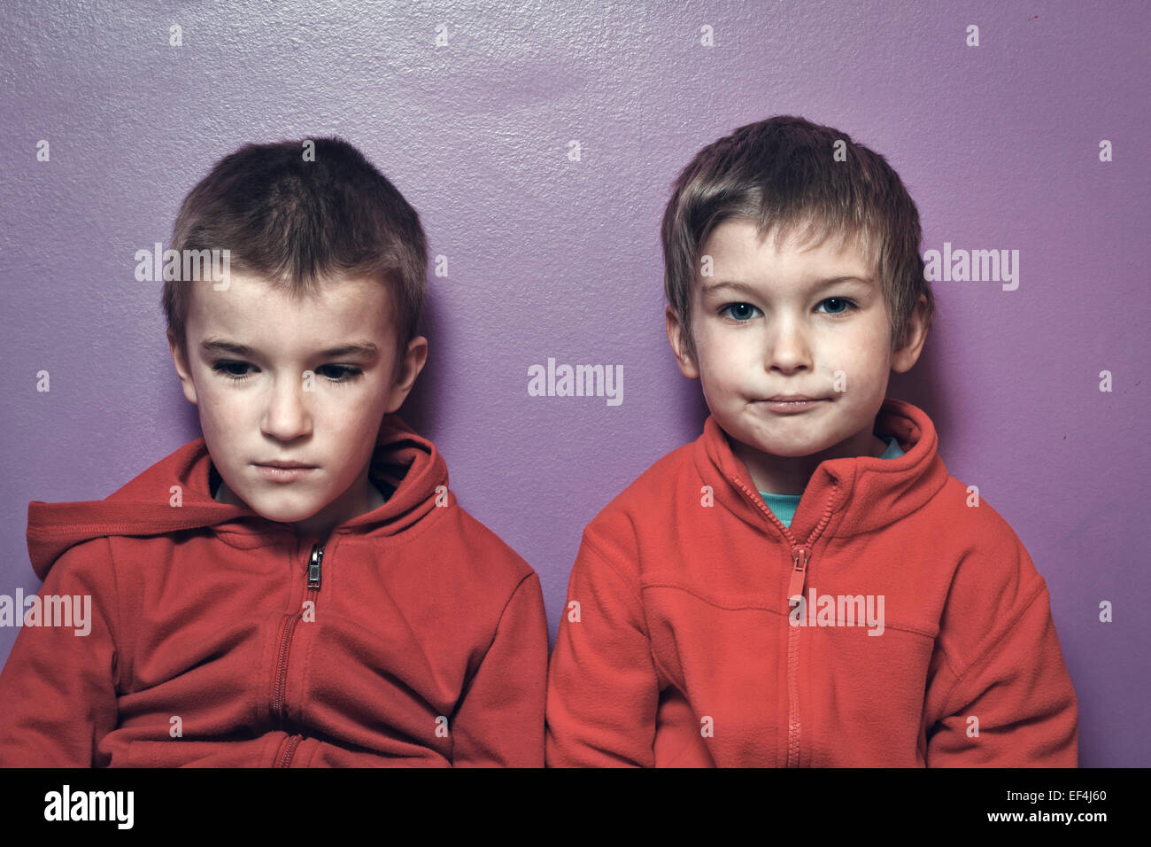 Due giovani ragazzi all'interno guardando la fotocamera. Foto Stock