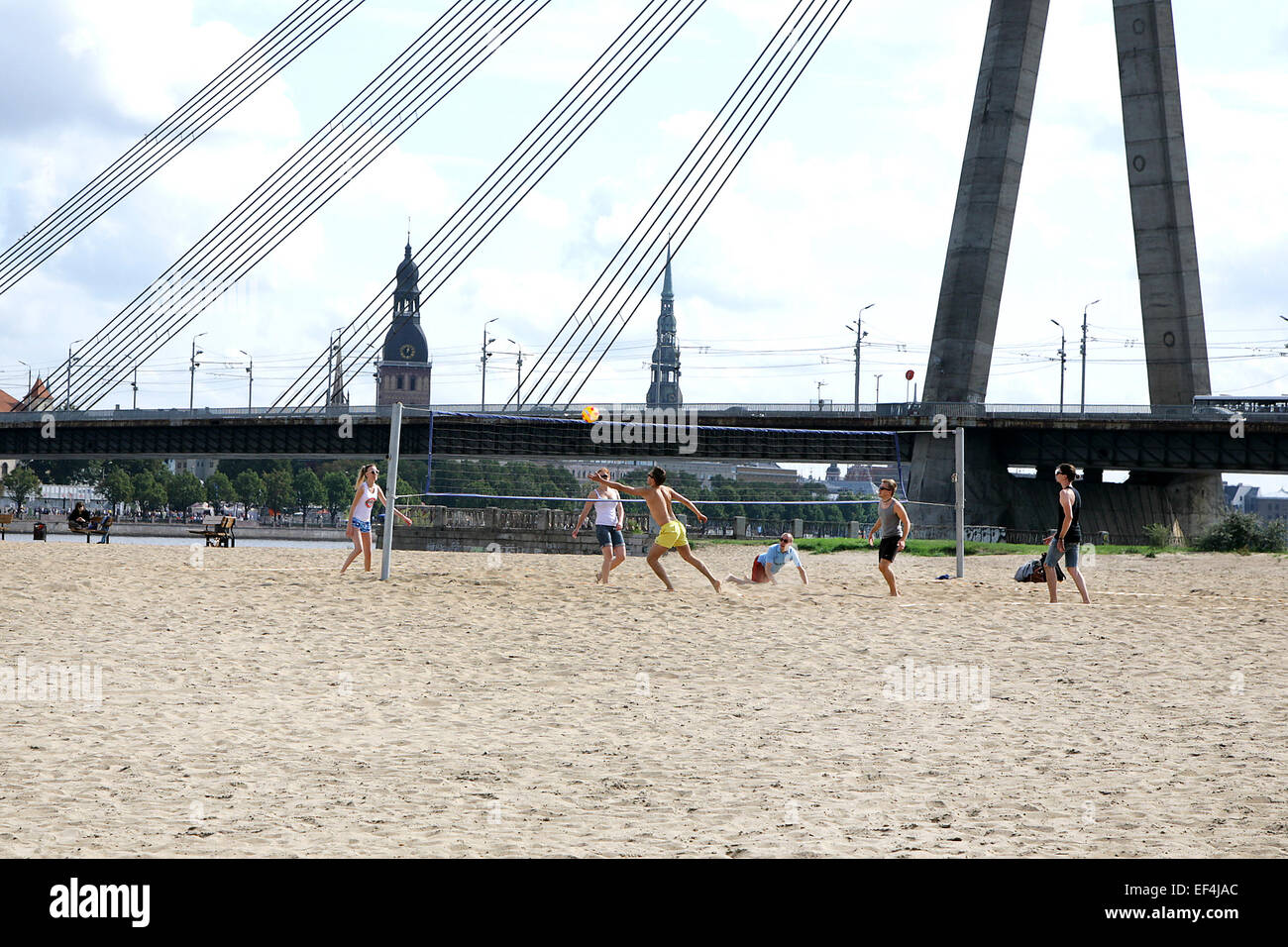 La pallavolo giocando agli studenti sulla silhouette della città Foto Stock
