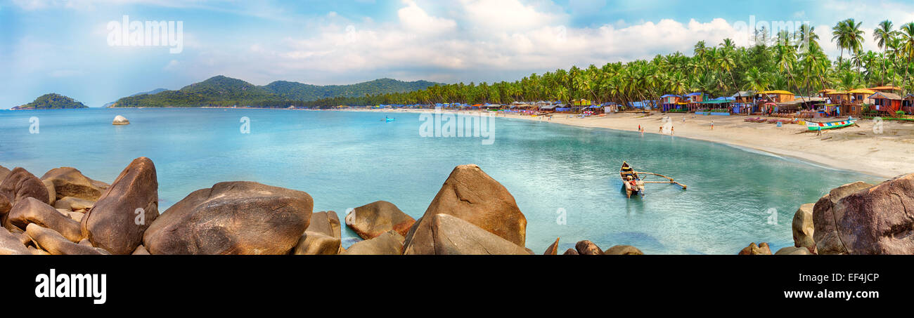 Bella Provincia di Goa beach in India con barche da pesca e pietre in mare Foto Stock