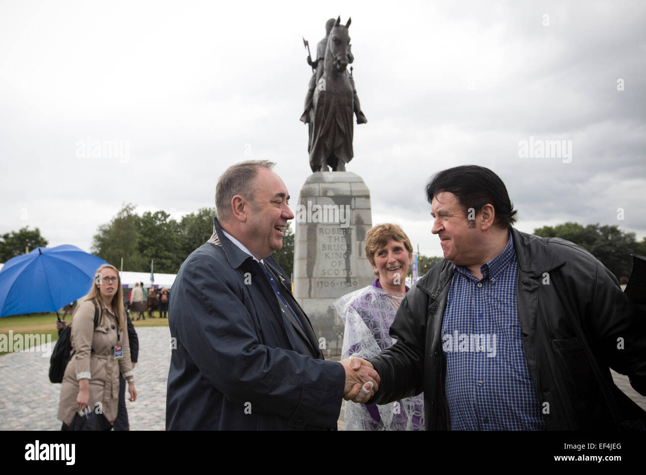 Del primo ministro di Scozia Alex Salmond (sinistra) stringono le mani con un membro del pubblico al Bannockburn evento live. Foto Stock