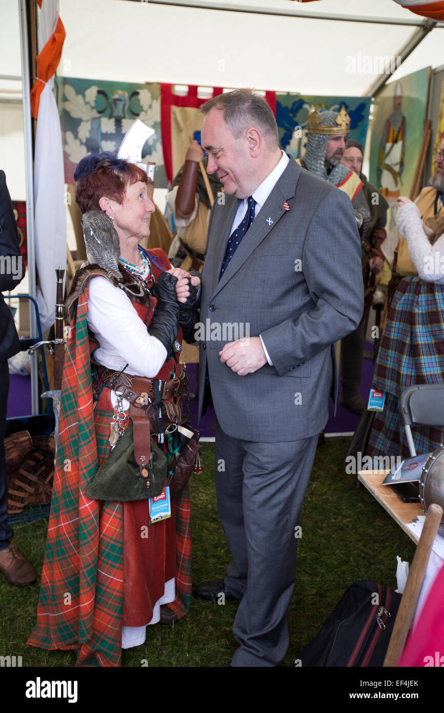 Del primo ministro di Scozia Alex Salmond (destra) stringono le mani con un membro del pubblico al Bannockburn evento live. Foto Stock