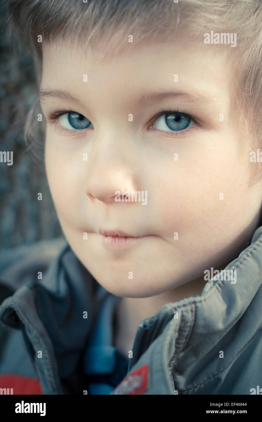 Ragazzo di 6 anni all'esterno ritratto Foto Stock