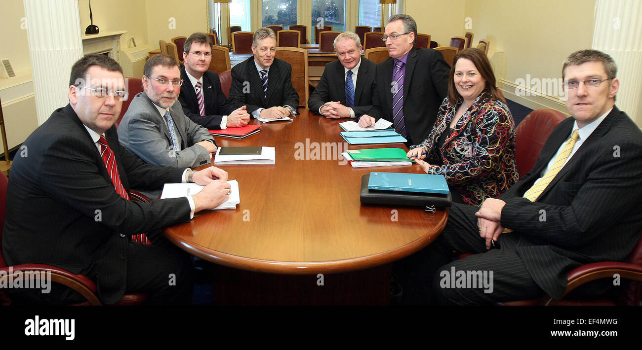 Gruppo di sei membri - tre dal DUP e tre dal Sinn Fein si incontrano per la prima volta ad esaminare il problema della passerella. (Da sinistra a destra) Stephen Moutray, Nelson McCausland, Jeffrey Donaldson dal DUP, (presieduto da) l'Irlanda del Nord il Primo Ministro Peter Robinson ed il Vice Primo Ministro Martin McGuinness, soddisfare Gerry Kelly, Michelle Gildernew e John O'Dowd da Sinn Fein a Stormont Castle, Stormont, Belfast, Feb 9th, 2010. Questo nuovo sfilando corpo ha fino al 23 febbraio per giungere a risultati concordati in grado di raggiungere il cross-sostegno comunitario e provare a trovare un modo per la dea Foto Stock