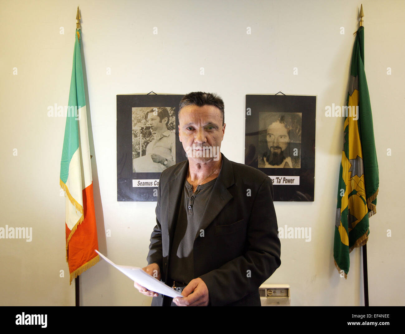 Ex INLA (Irish Esercito di Liberazione Nazionale) prigioniero Willie Gallagher contiene una copia della dichiarazione attestante che la INLA ha Foto Stock