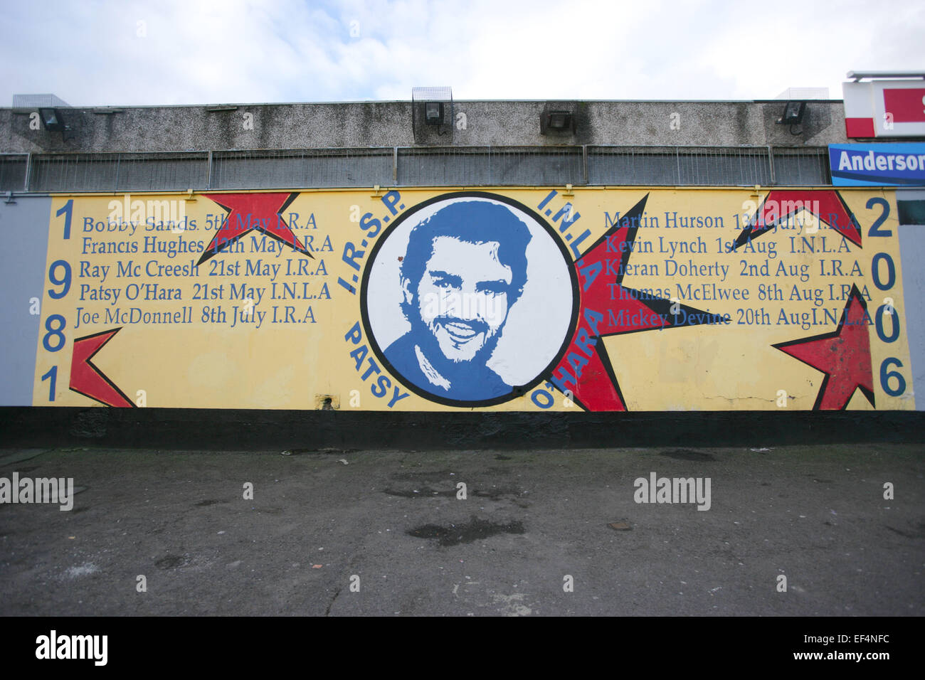 Un INLA (Irish Esercito di Liberazione Nazionale) murale nella parte occidentale di Belfast il giorno stesso la gli IRP ha confermato che la INLA aveva disposto di Foto Stock