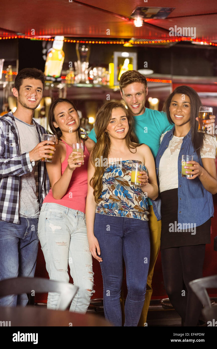 Sorridendo gli amici a bere birra e bevanda miscelata Foto Stock