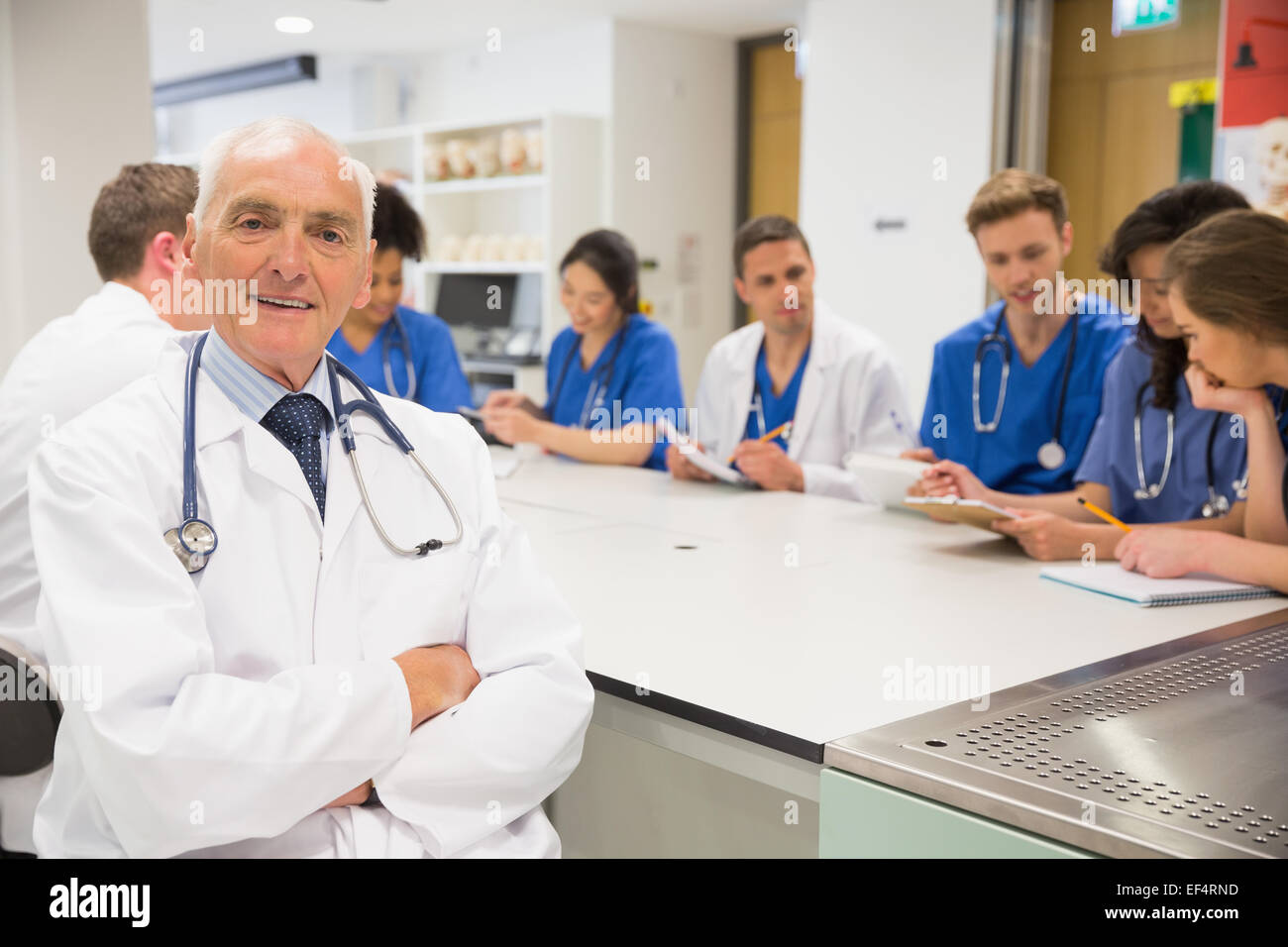 Professore di medicina a sorridere alla telecamera durante la classe Foto Stock