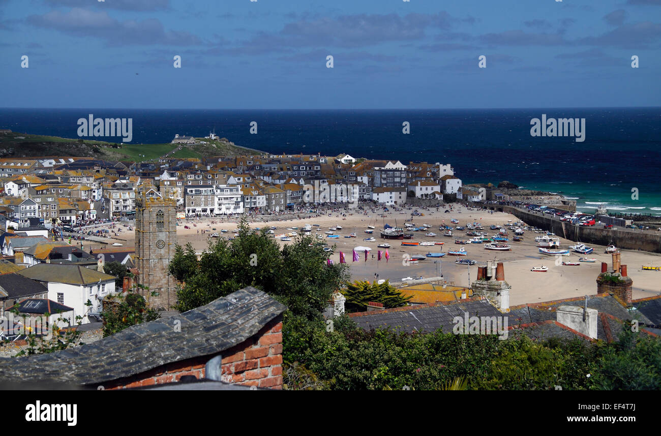 Barche da pesca in St Ives harbour a bassa marea Foto Stock