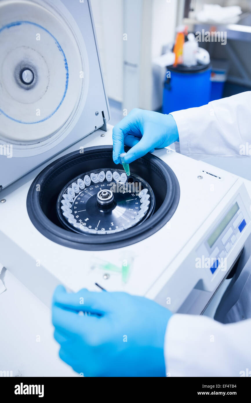 Close up di un farmacista utilizzando una centrifuga Foto Stock