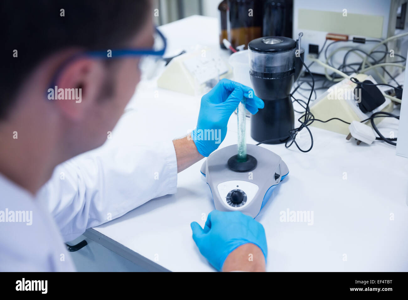 Close up di un farmacista utilizzando una centrifuga Foto Stock