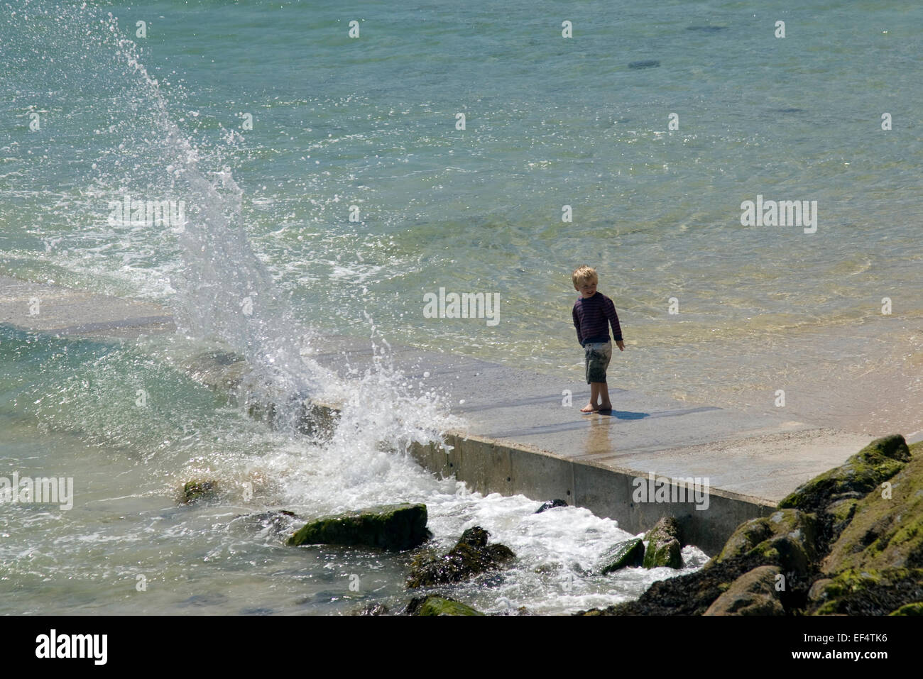 Godendo le onde Foto Stock