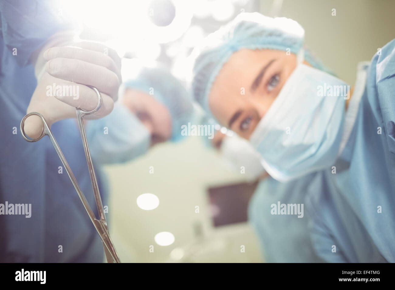 Ai giovani chirurghi guardando giù in telecamera della fascetta di ritegno Foto Stock