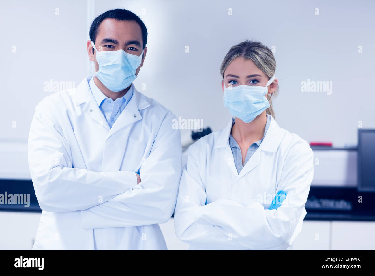 La scienza gli studenti indossano maschere di protezione Foto Stock