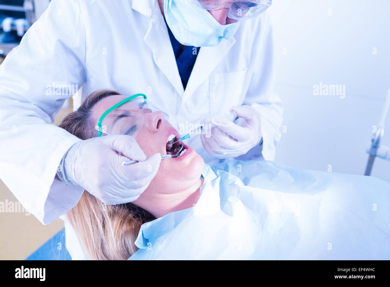 Il dentista di dare iniezione al paziente Foto Stock