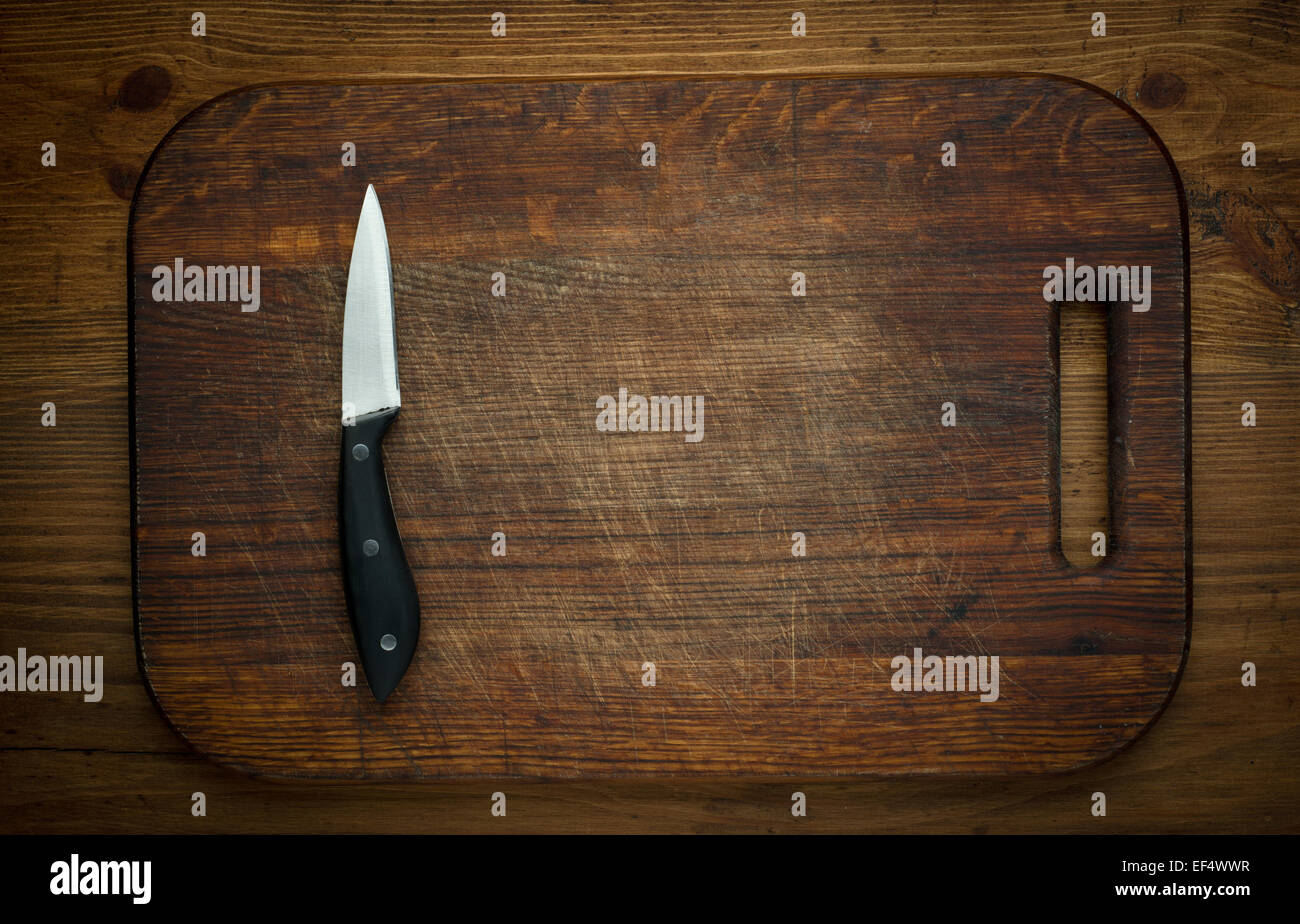 Il taglio di una breadboard e coltello sfondo overwooden Foto Stock