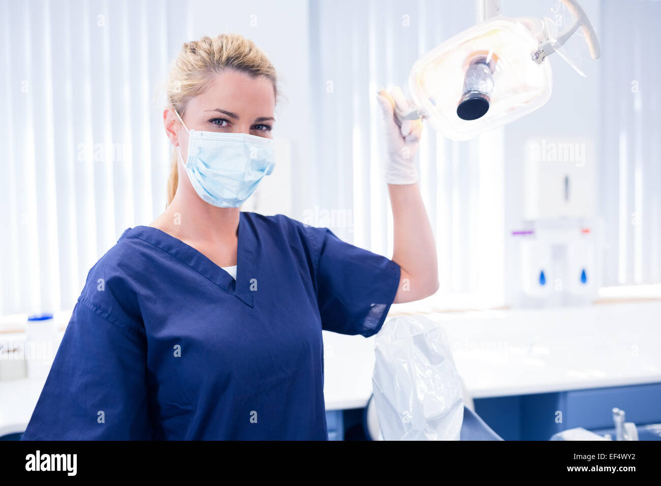 Dentista in maschera luce di contenimento Foto Stock