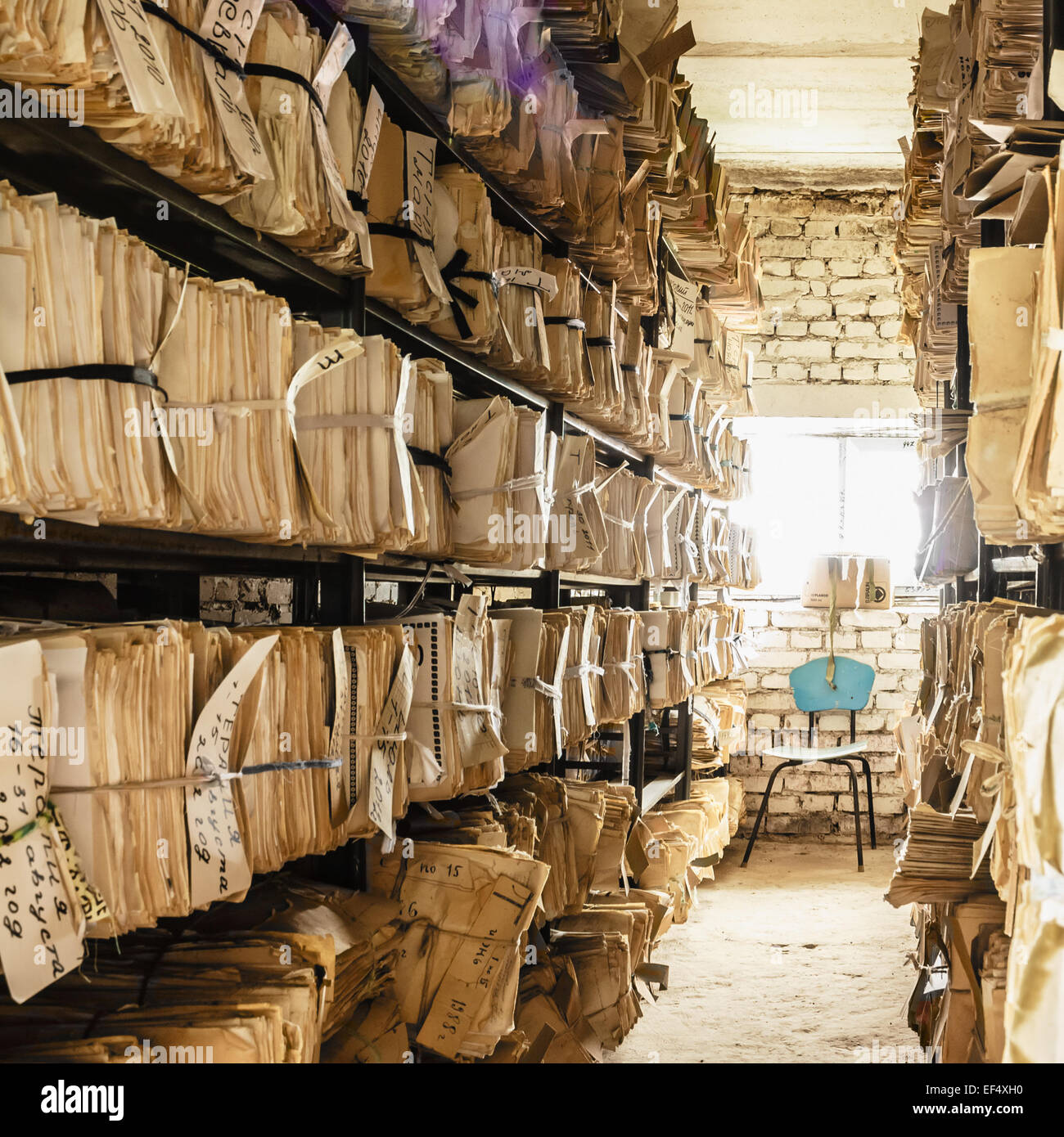 Primo piano a spreco di carta dello sfondo. Tenuta di registri in scaffali Foto Stock