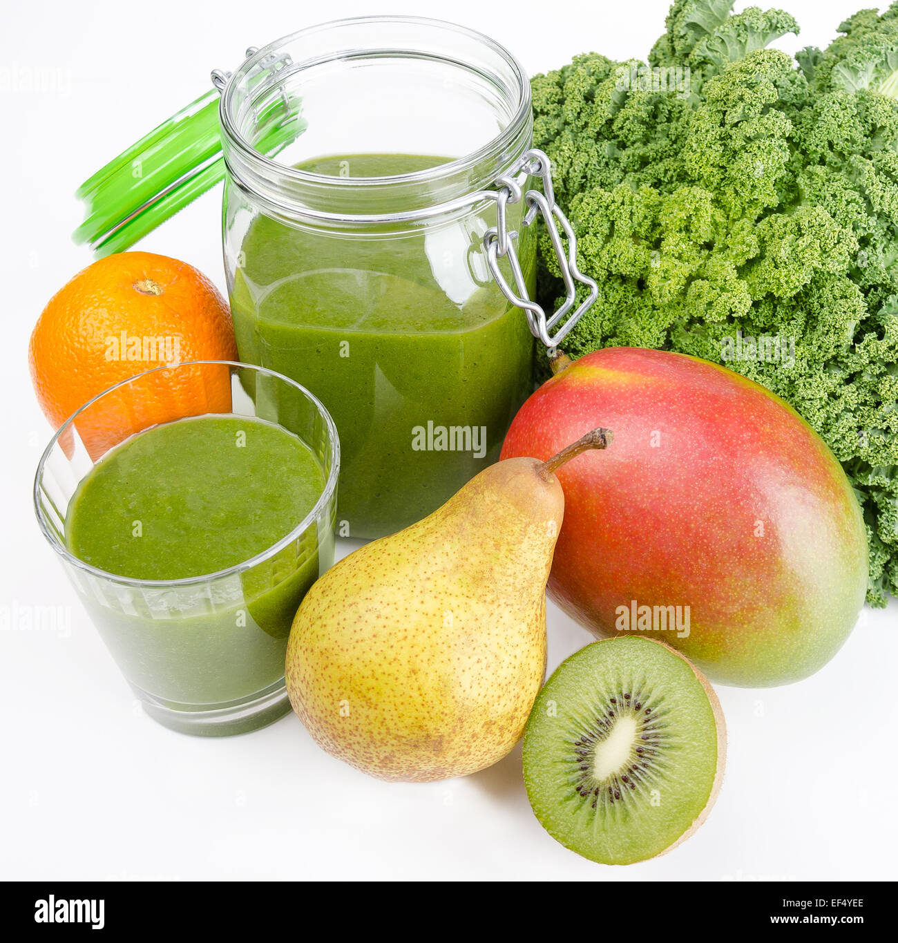 Frullato di verde in un bicchiere e in un vaso aperto con fresco kale. Un crudo, sano e vegane bevanda a base di verde di foglie e frutti. Foto Stock