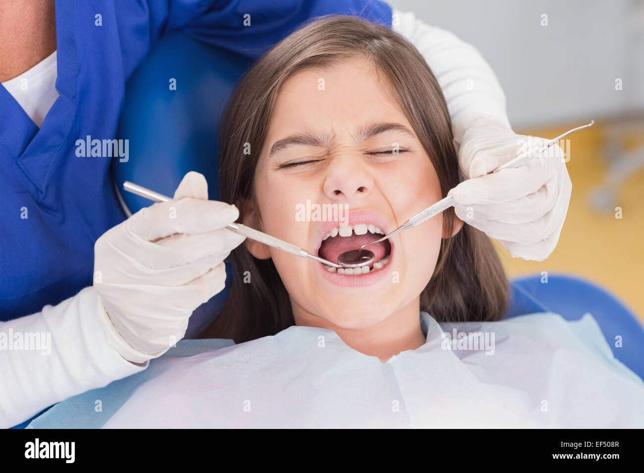 Ritratto di una paura giovane paziente in esame dentale Foto Stock