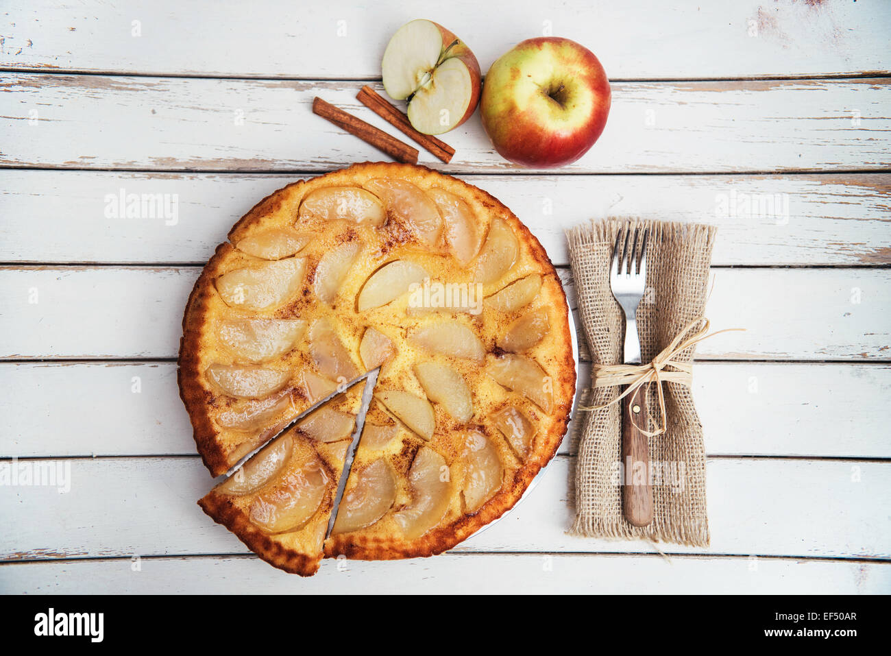 Torta di mele con cannella rustico tavolo bianco Foto Stock