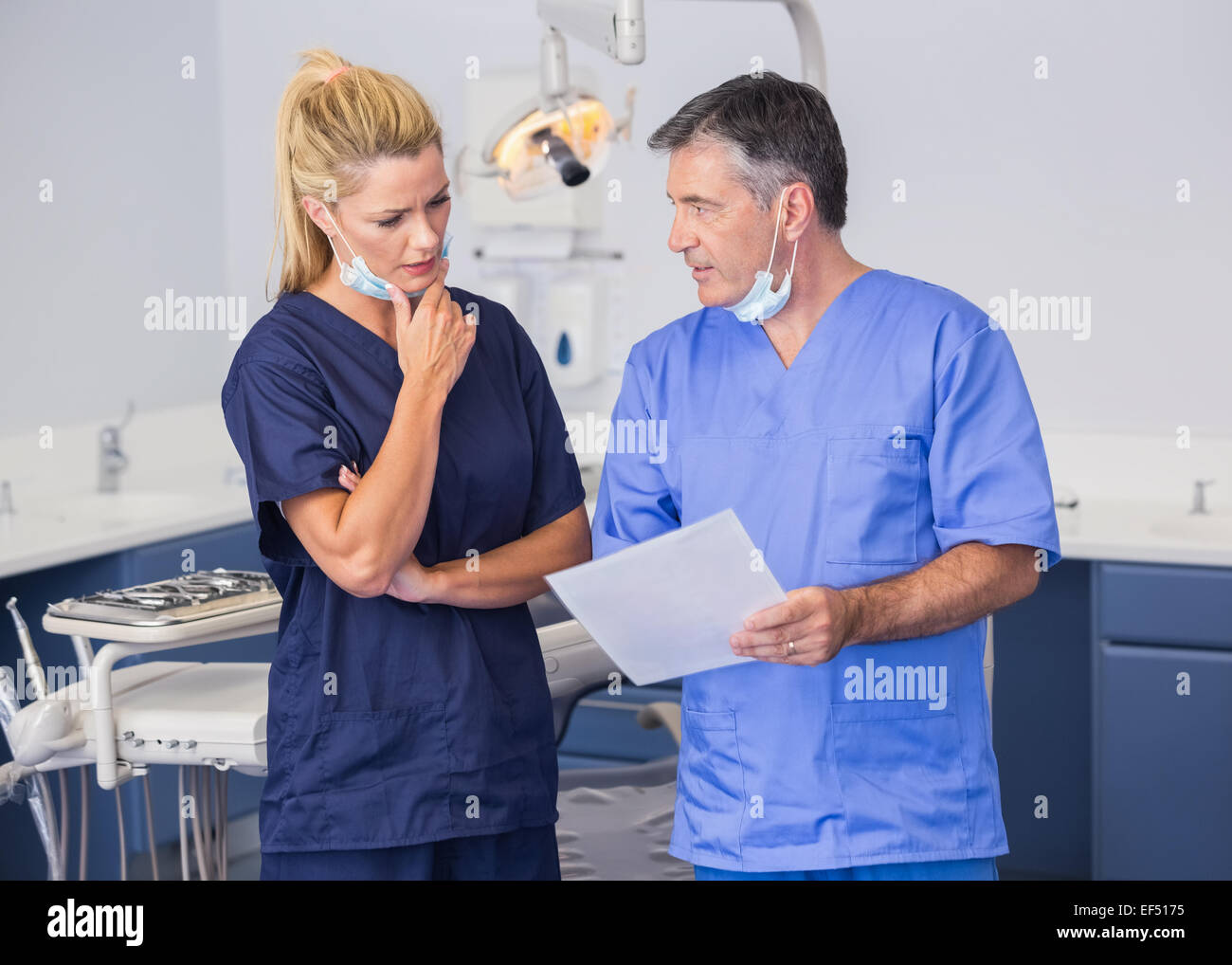 Considerato co-lavoratori parlando di un file con attenzione Foto Stock