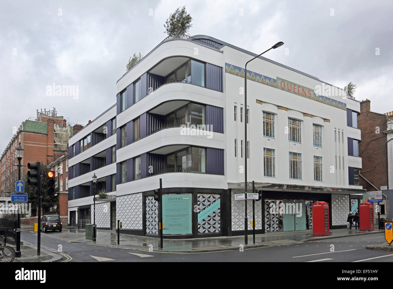 Queens, nuovi appartamenti dietro la rinnovata facciata del vecchio Art Deco Queens Cinema a Londra Foto Stock