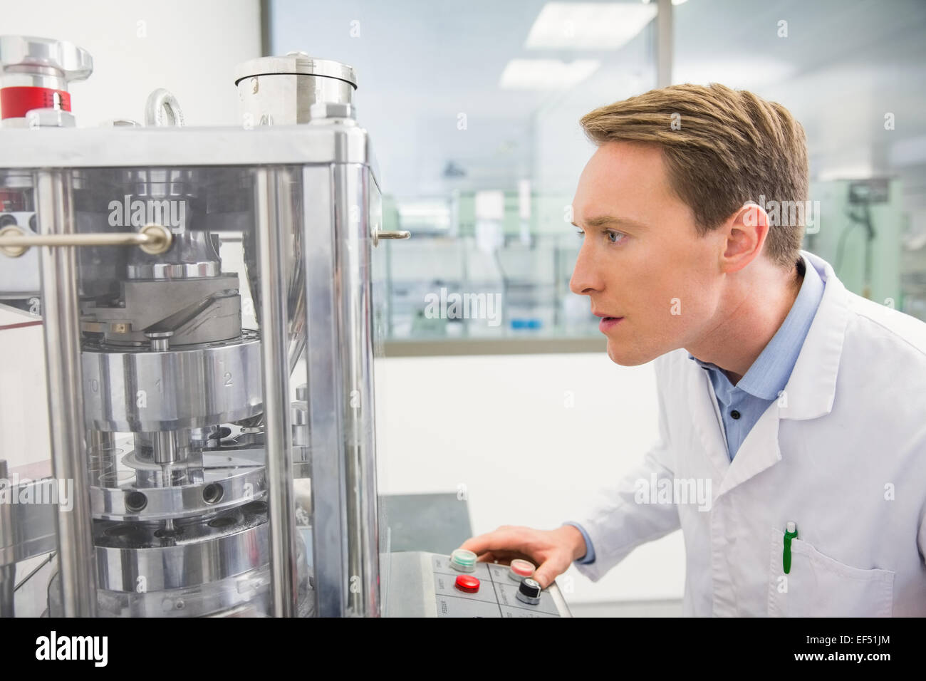 Focalizzato il farmacista utilizzando la tecnologia avanzata Foto Stock