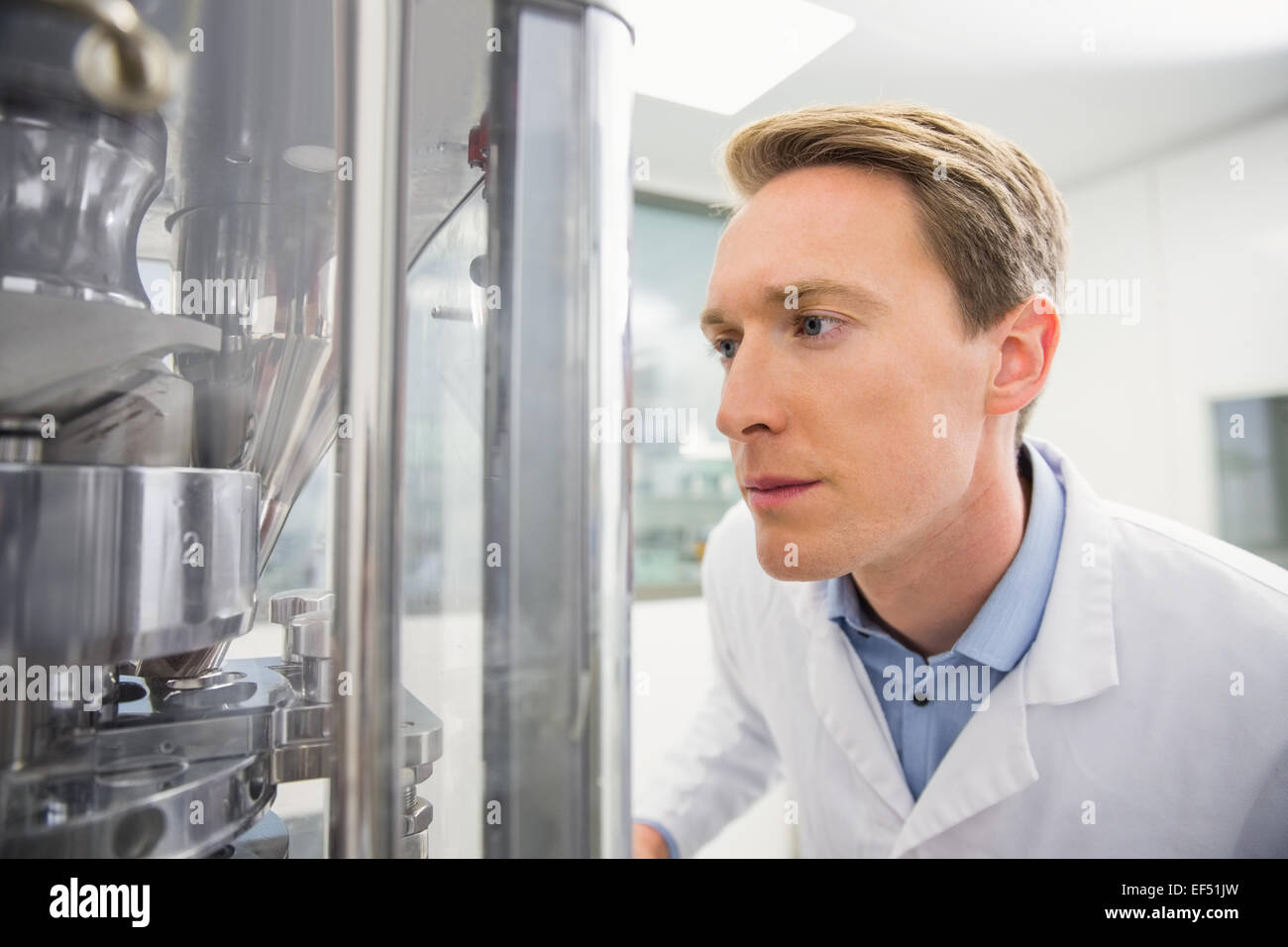 Focalizzato il farmacista utilizzando la tecnologia avanzata Foto Stock