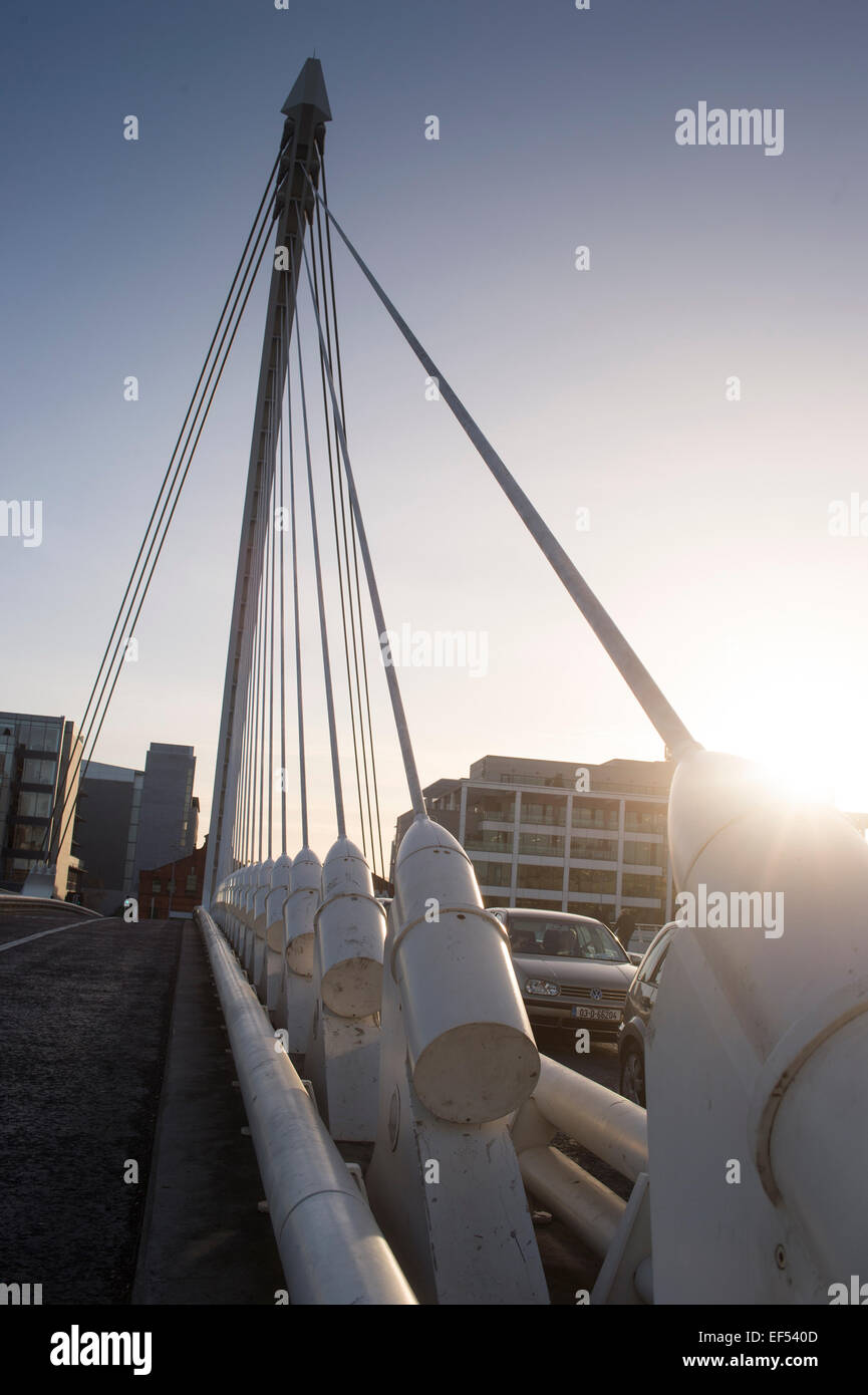 Samuel Beckett Bridge è un cavo-alloggiato bridge a Dublino che unisce Sir John Rogerson's Quay sul lato sud del fiume Liff Foto Stock