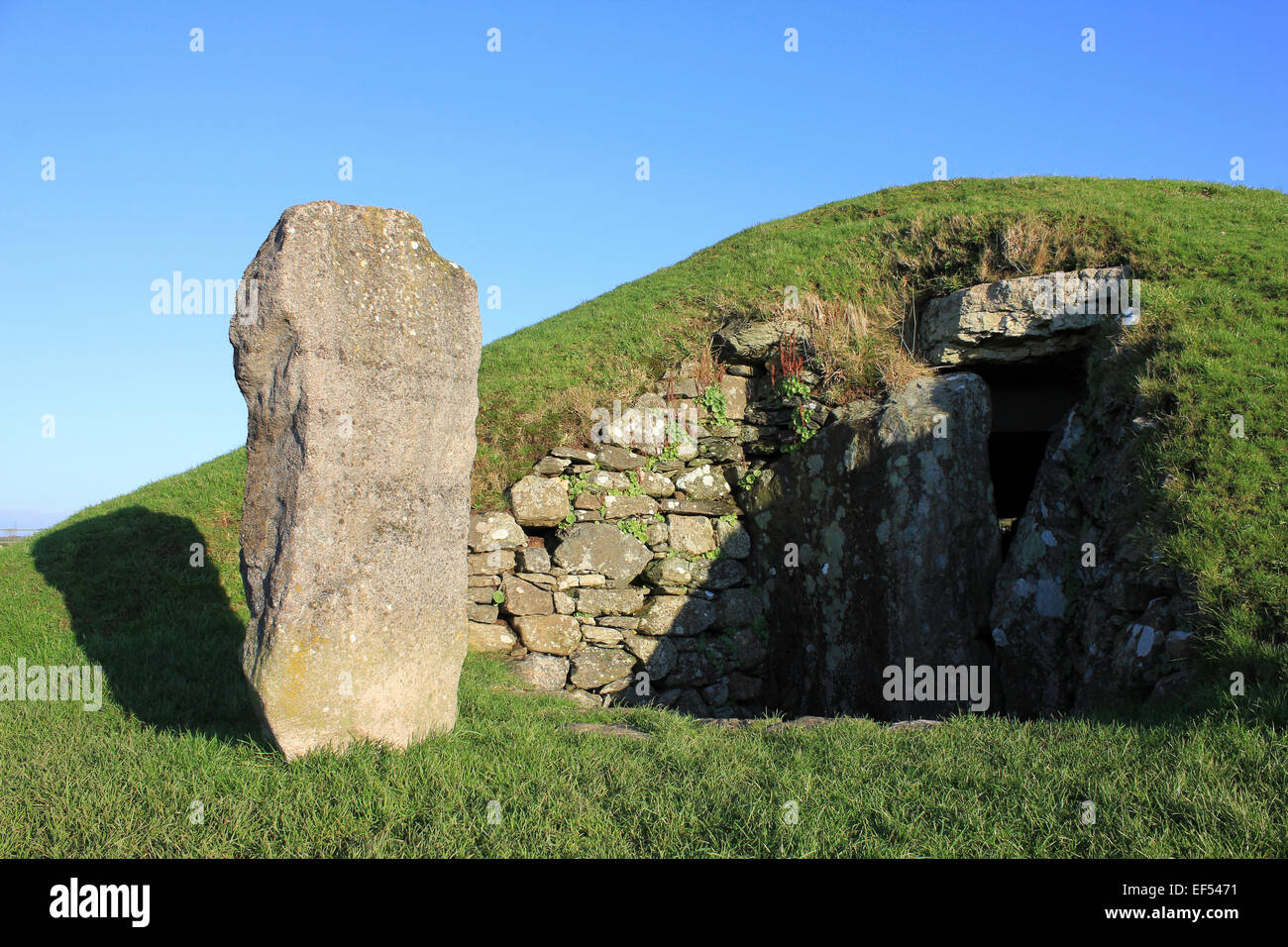Il Neolitico Tumulo di Bryn Celli Ddu, Anglesey Foto Stock