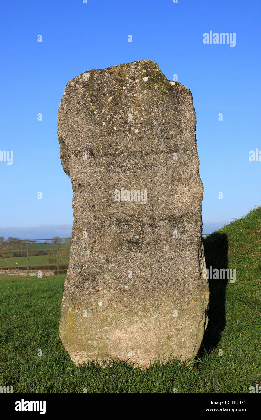 Pietra in piedi fuori dell'entrata al Neolitico Tumulo di Bryn Celli Ddu, Anglesey Foto Stock