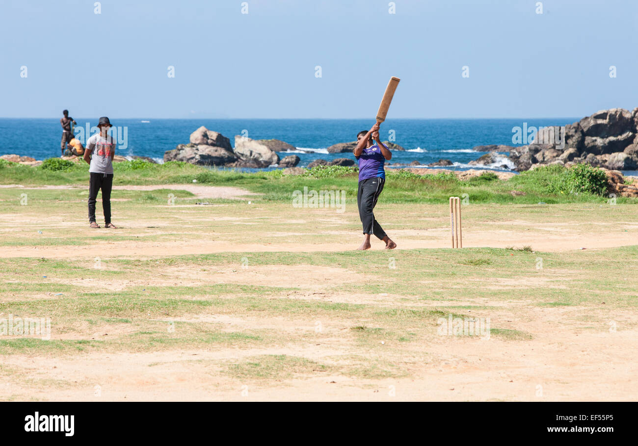Amatori a giocare a cricket patch erba accanto al mare e Fort olandese,e vicino professional cricket ground Galle,Sri Lanka.Sri Lanka Foto Stock