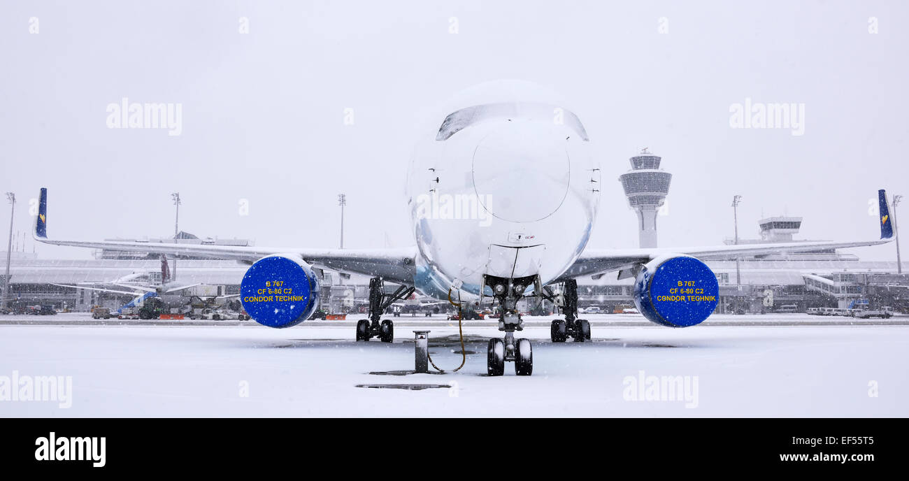 La Boeing, B 767 300, aeromobili, a/c, aereo, piano, pozzetto, posizione, rampa, pista di rullaggio, inverno, la neve, il ghiaccio, ghiaccio, aeromobili de-icing Foto Stock