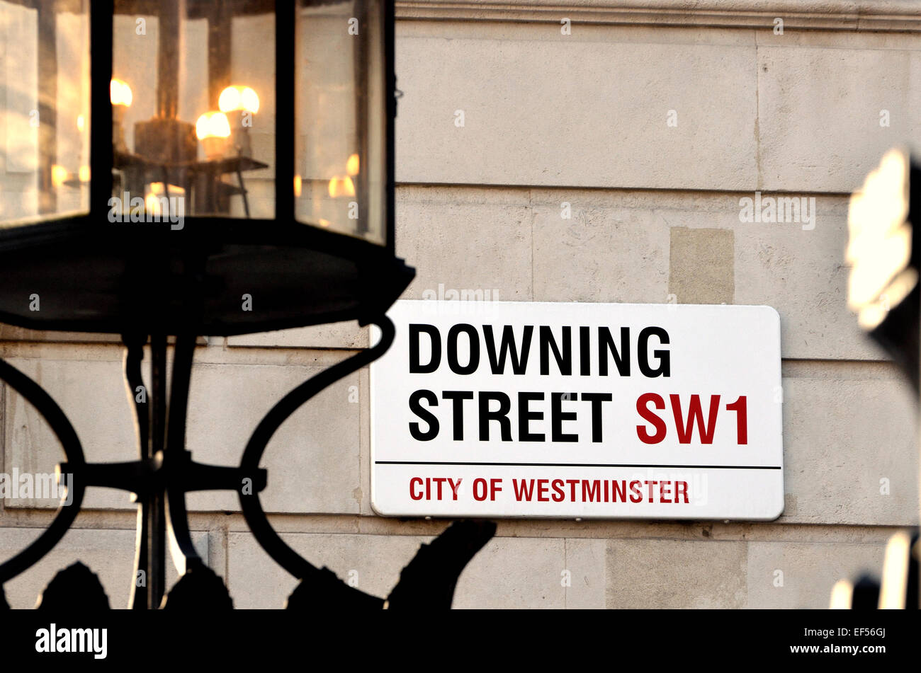 Londra, Inghilterra, Regno Unito. Downing Street: strada segno e la lampada sul alto cancelli di sicurezza Foto Stock