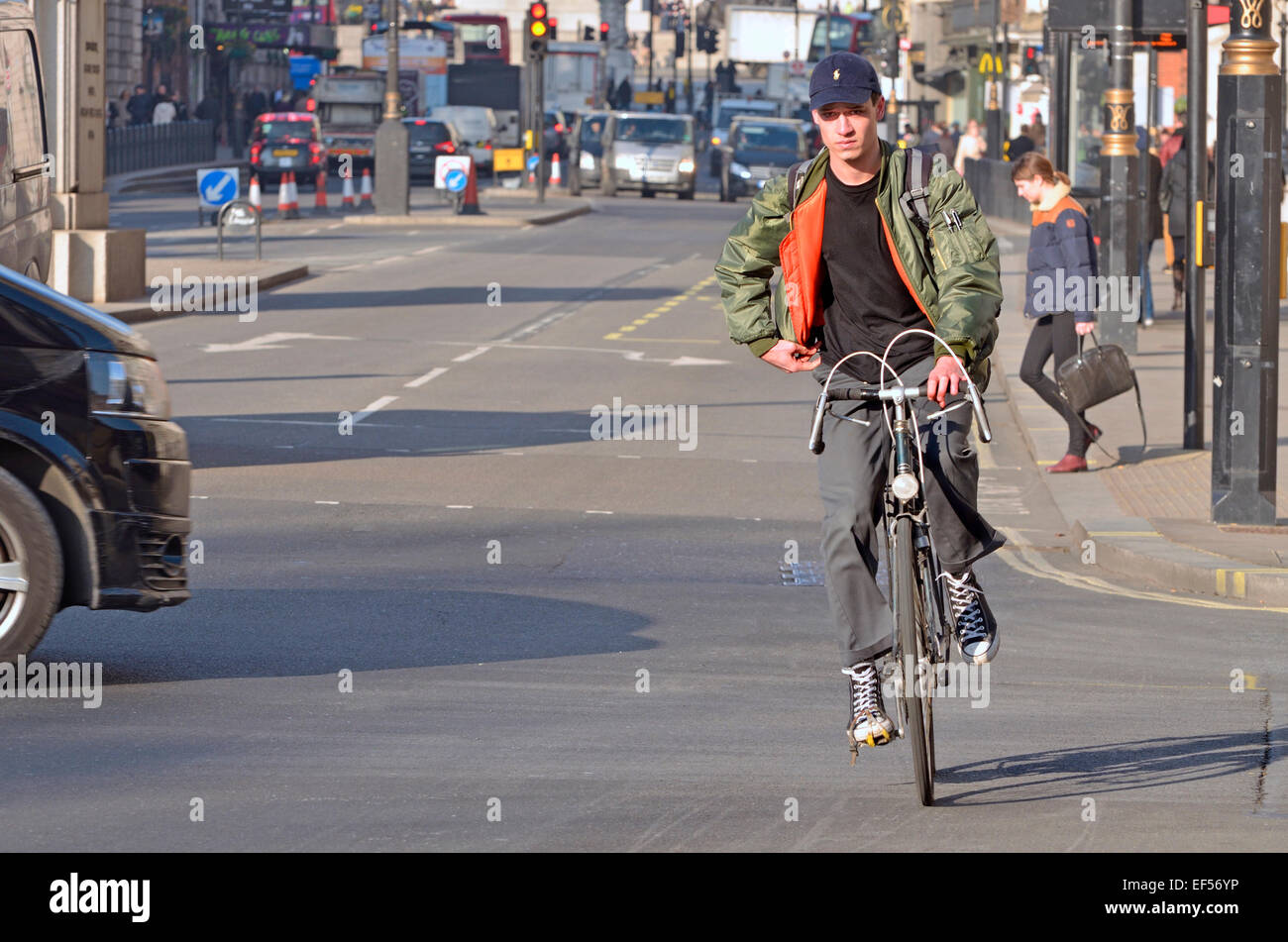 Londra, Inghilterra, Regno Unito. Ciclista in Whitehall senza un casco Foto Stock