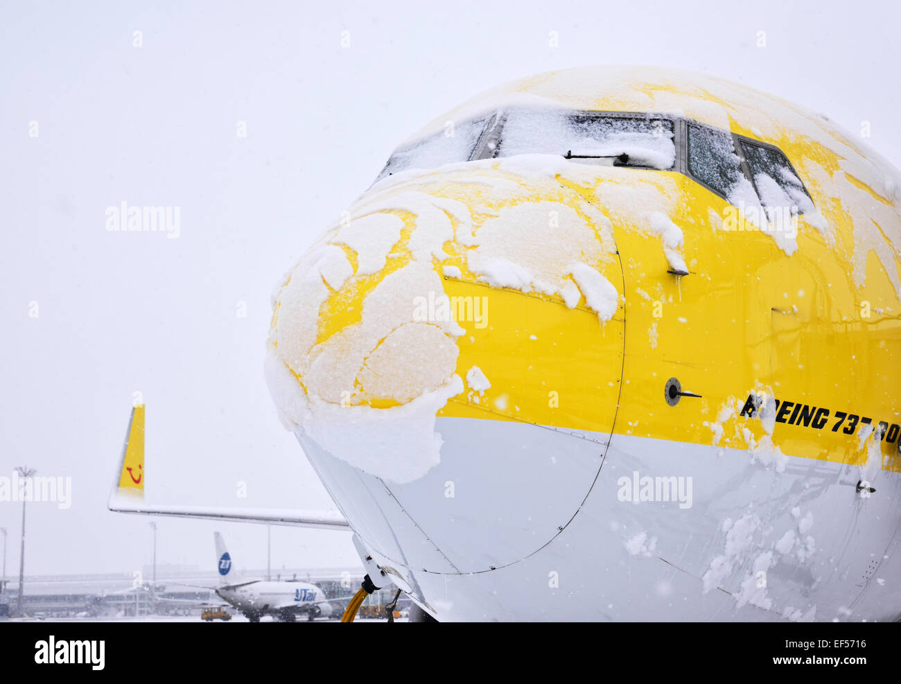 La Boeing, B 737 800, aeromobili, a/c, aereo, piano, pozzetto, posizione, rampa, pista di rullaggio, inverno, la neve, il ghiaccio, ghiaccio, aeromobili de-icing Foto Stock