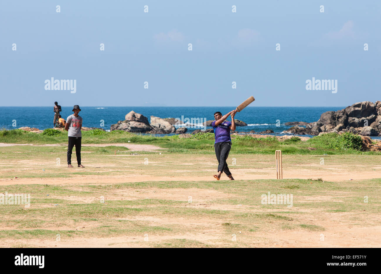 Amatori a giocare a cricket patch erba accanto al mare e Fort olandese,e vicino professional cricket ground Galle,Sri Lanka.Sri Lanka Foto Stock