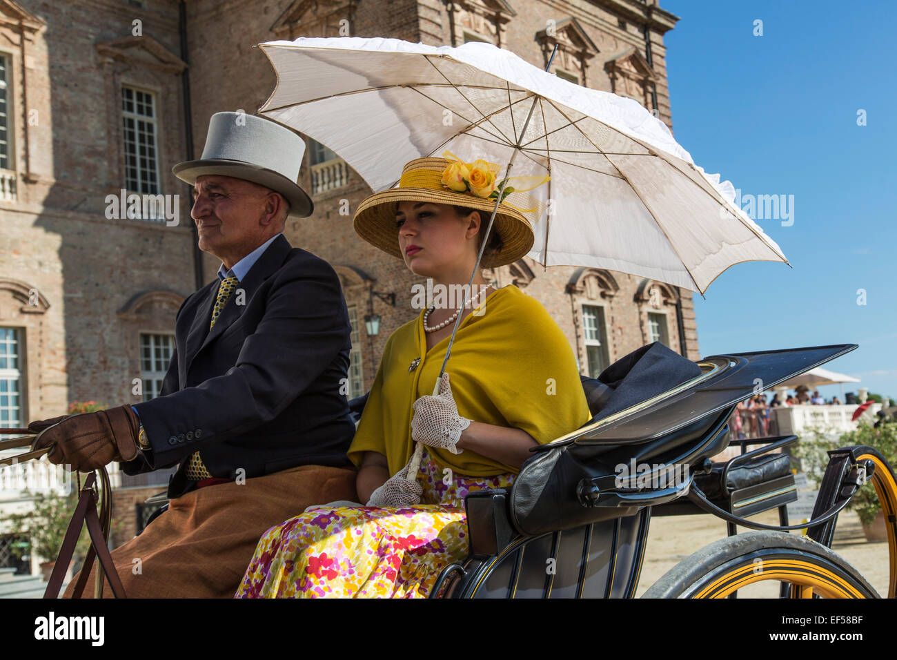 Concorso internazionale per carrelli tradizionali "La Venaria Reale"concorrenti che indossa il dress code,Italia Foto Stock