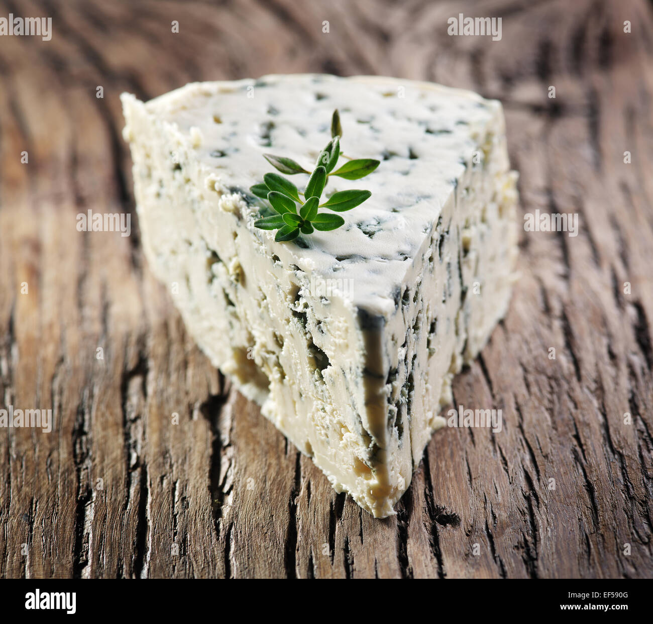 Fette di danese formaggio blu su un vecchio tavolo di legno. Foto Stock