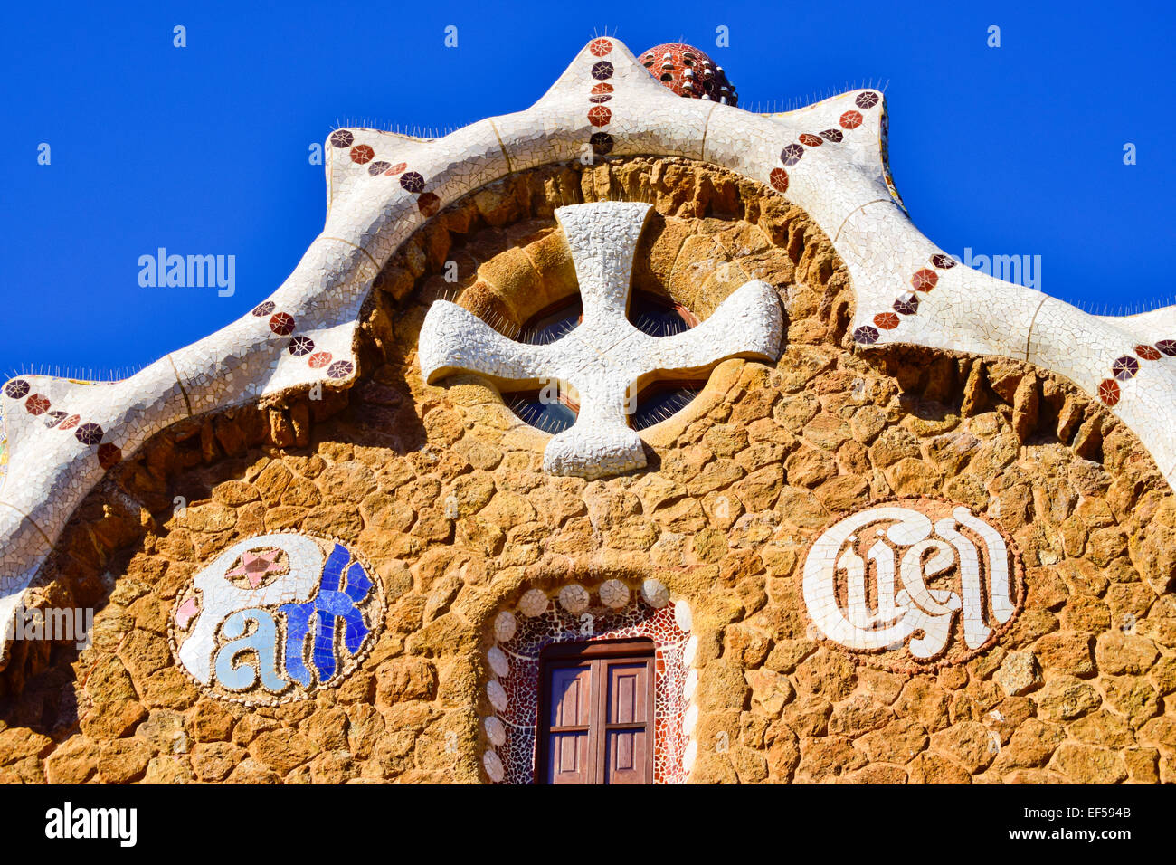 Casa del guarda all'entrata. Parco Guell progettato da Antoni Gaudi architetto. Barcellona, in Catalogna, Spagna. Foto Stock