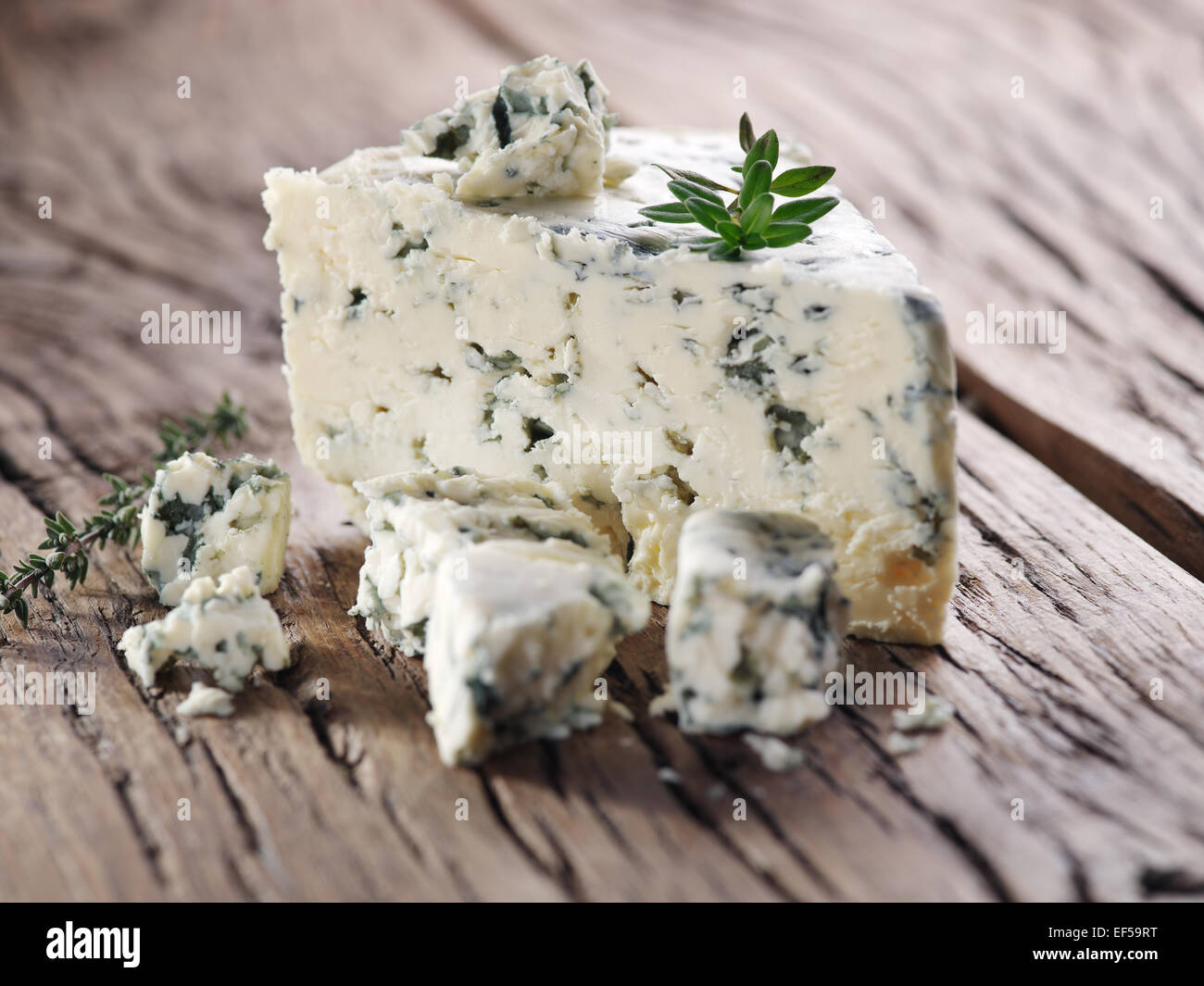 Fette di danese formaggio blu su un vecchio tavolo di legno. Foto Stock