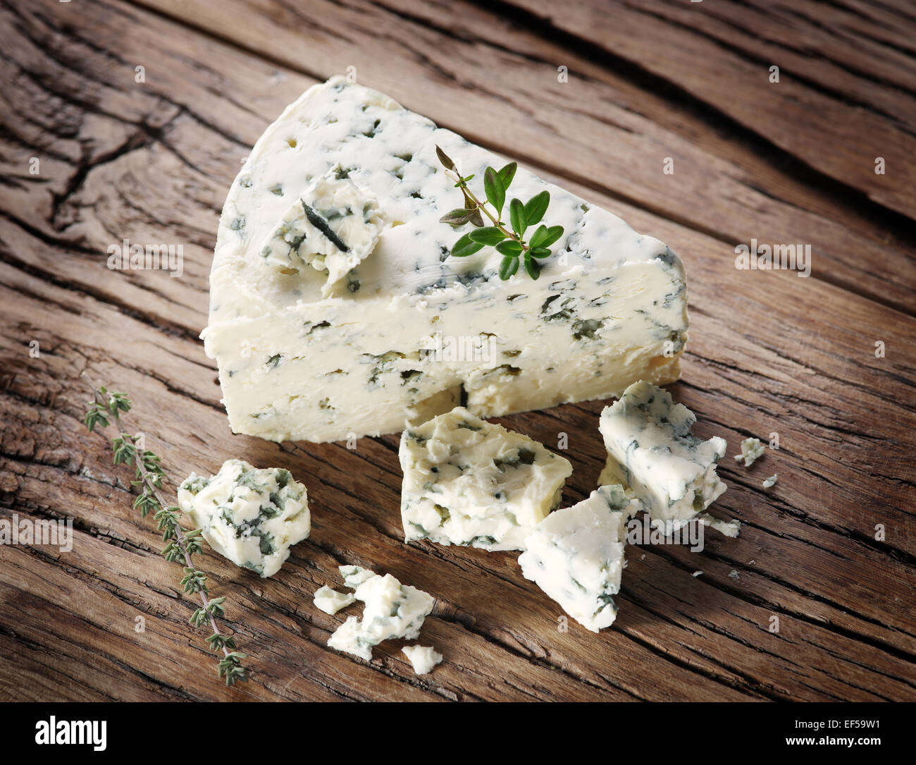 Fette di danese formaggio blu su un vecchio tavolo di legno. Foto Stock