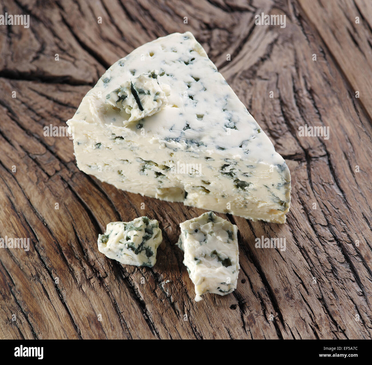 Fette di danese formaggio blu su un vecchio tavolo di legno. Foto Stock