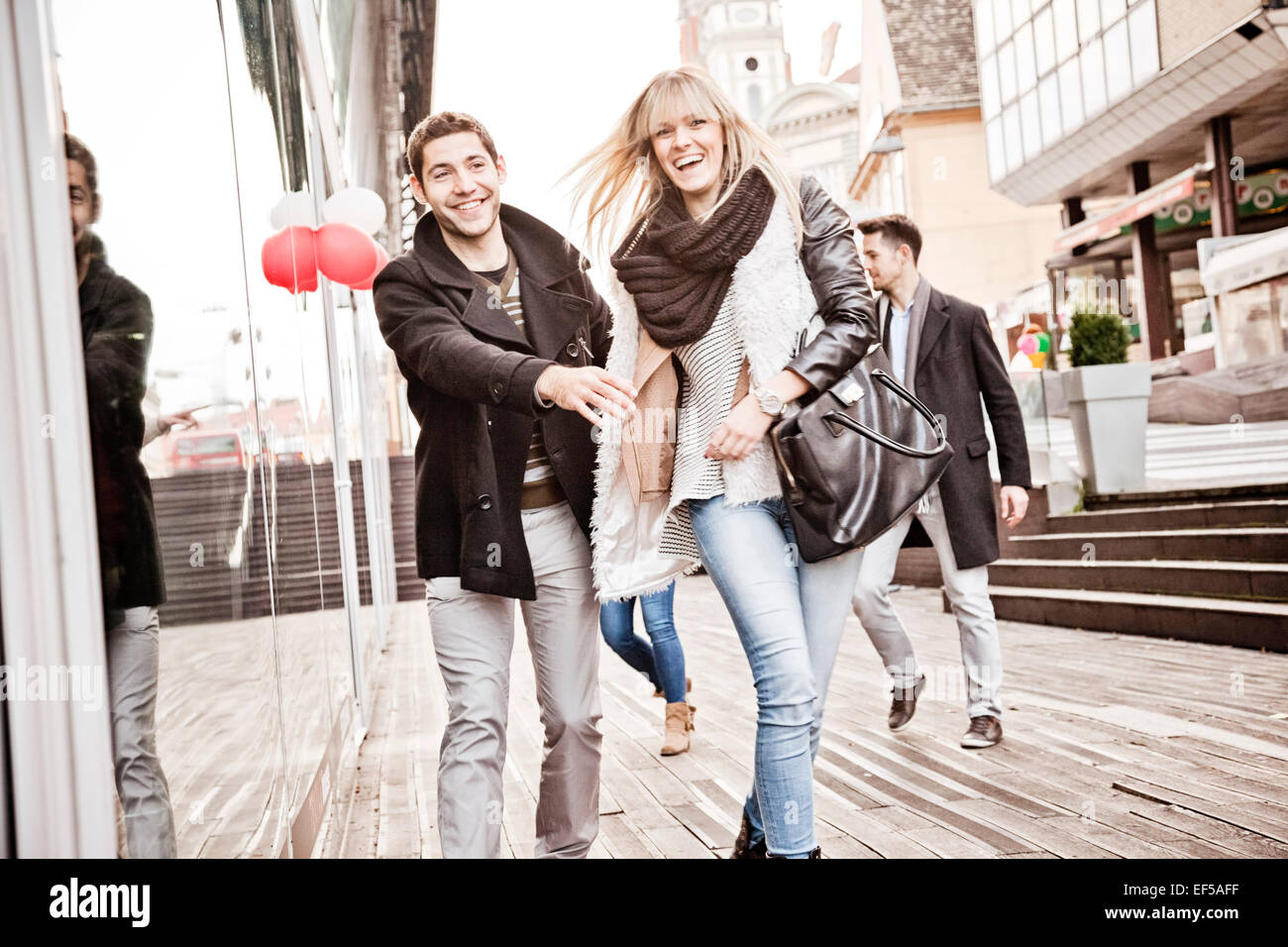 Gruppo di amici che si divertono sull shopping spree Foto Stock